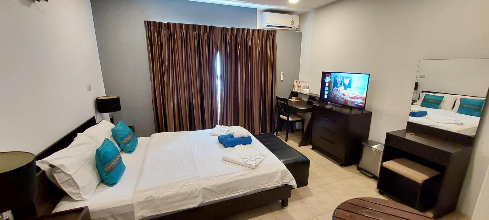 Hotel Cafe De Paris Patong Esterno foto