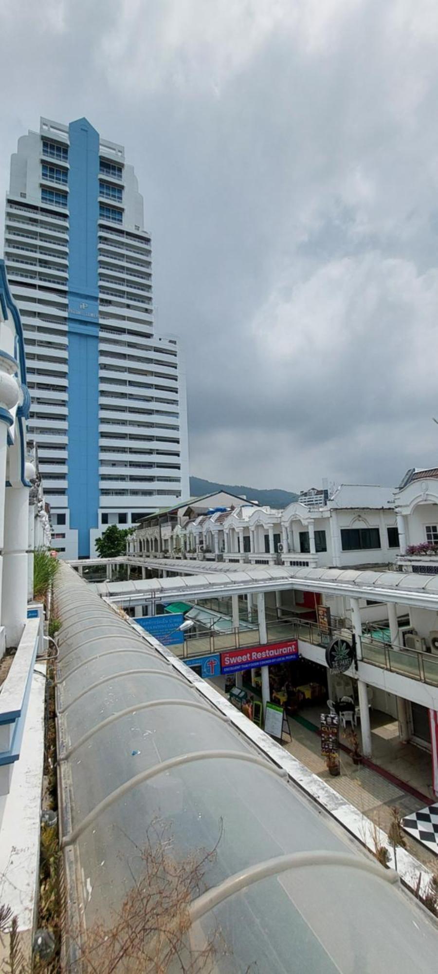 Hotel Cafe De Paris Patong Esterno foto