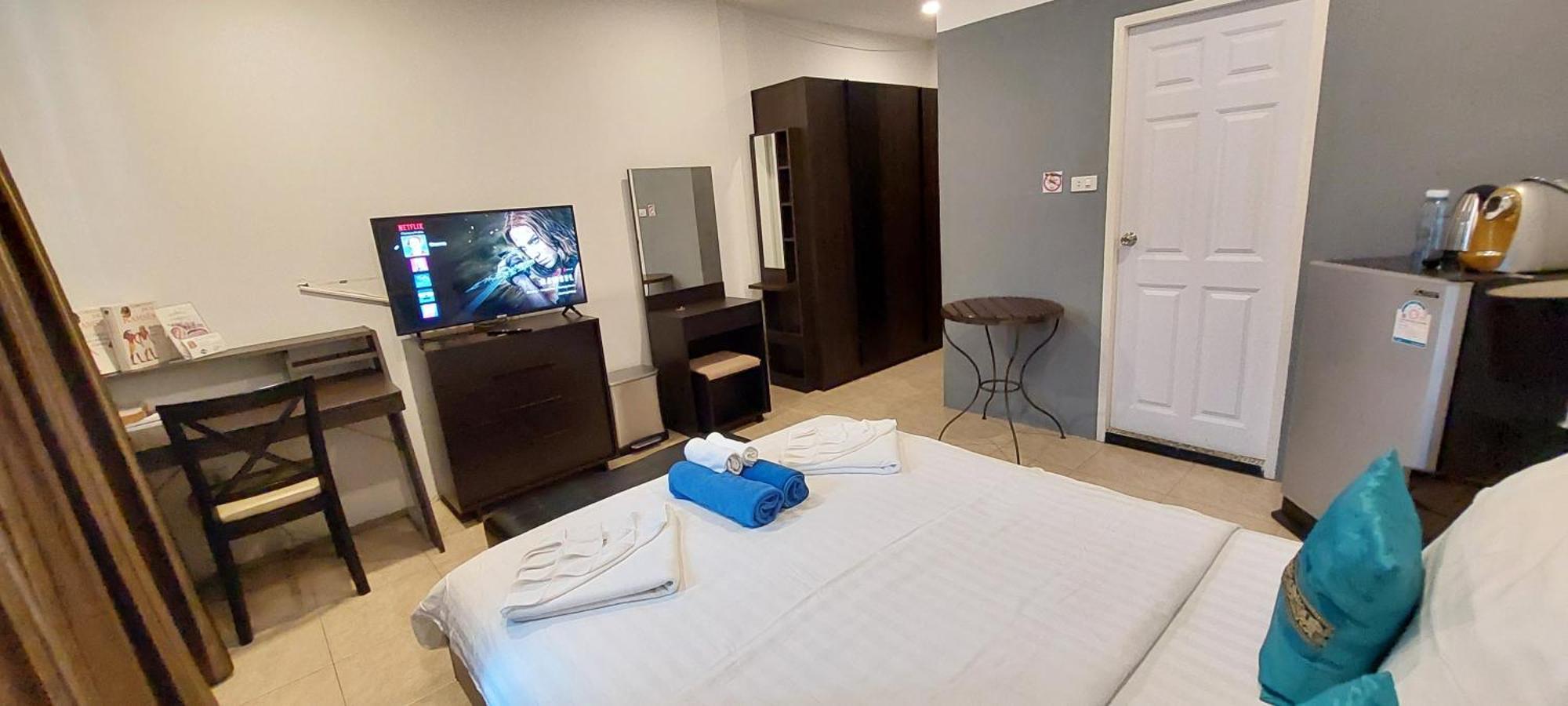 Hotel Cafe De Paris Patong Esterno foto