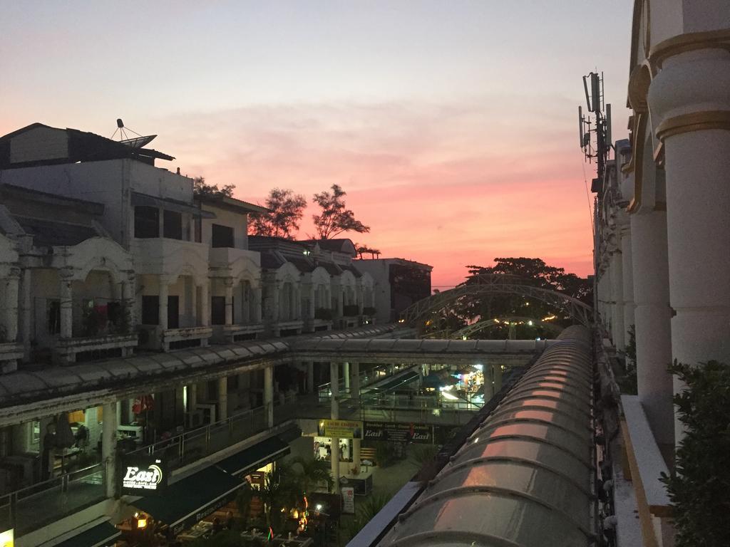 Hotel Cafe De Paris Patong Esterno foto