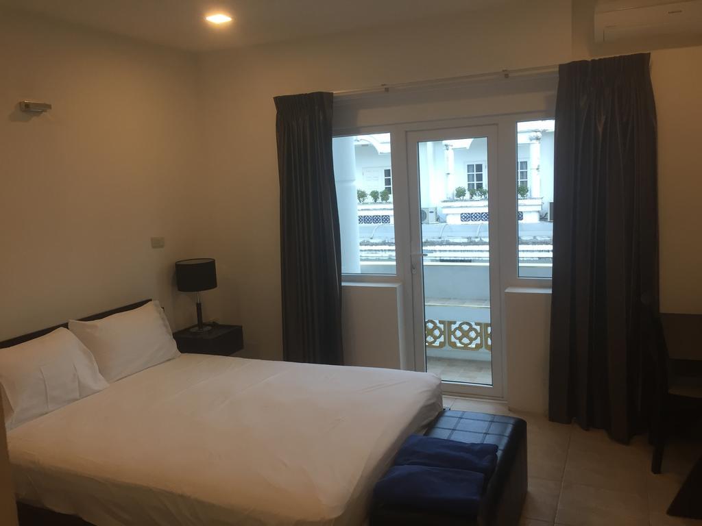 Hotel Cafe De Paris Patong Esterno foto