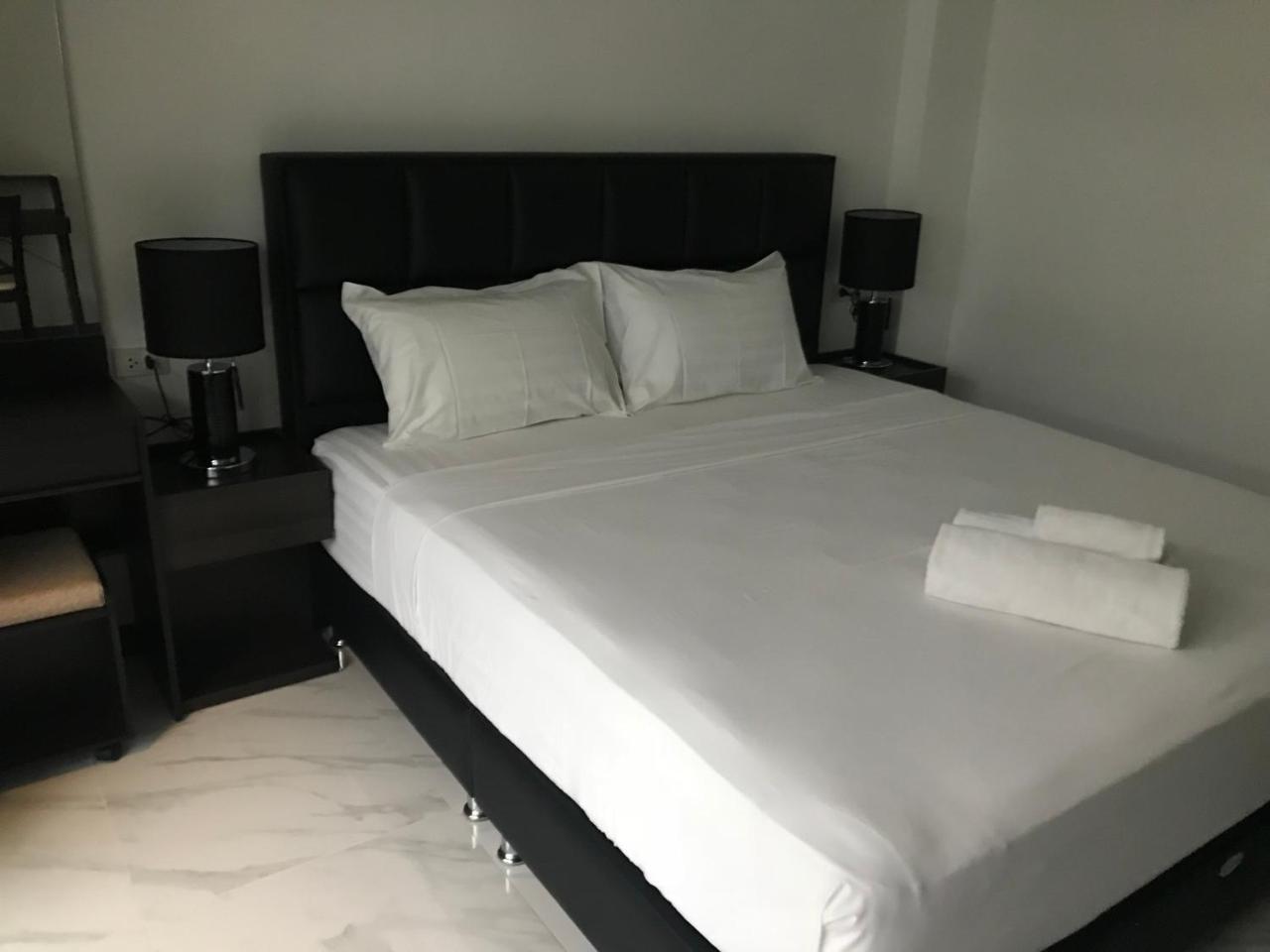 Hotel Cafe De Paris Patong Esterno foto