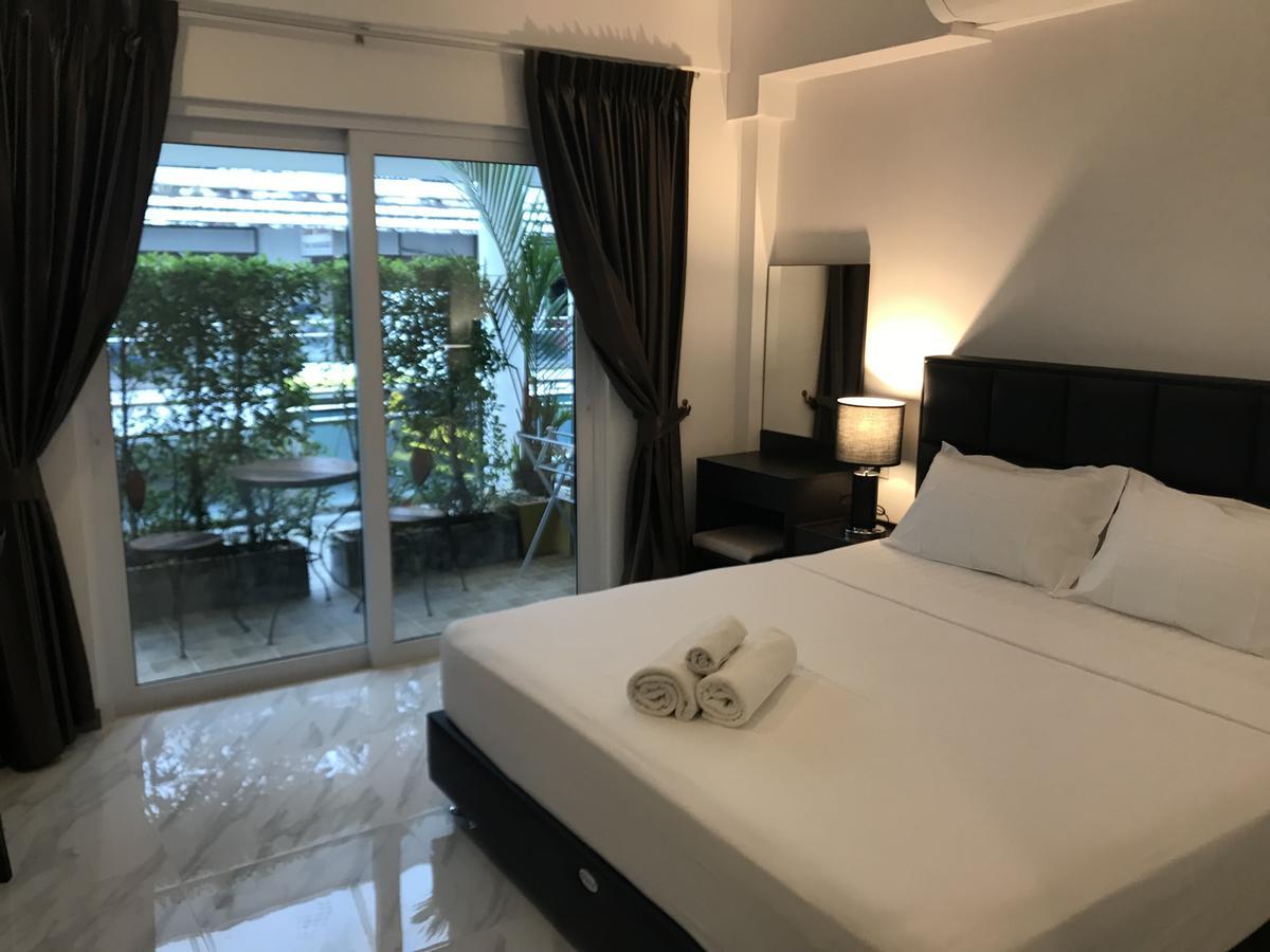 Hotel Cafe De Paris Patong Esterno foto